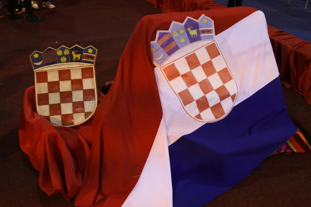 Uz jedinstvenu šetnju kroz 1100 godina hrvatskog kraljevstva te jedinstvenog učeničkog programa i obraćanja domaćina i uzvanika proslavljen Dan općine Sibinj i Osnovne škole Sibinjskih žrtava