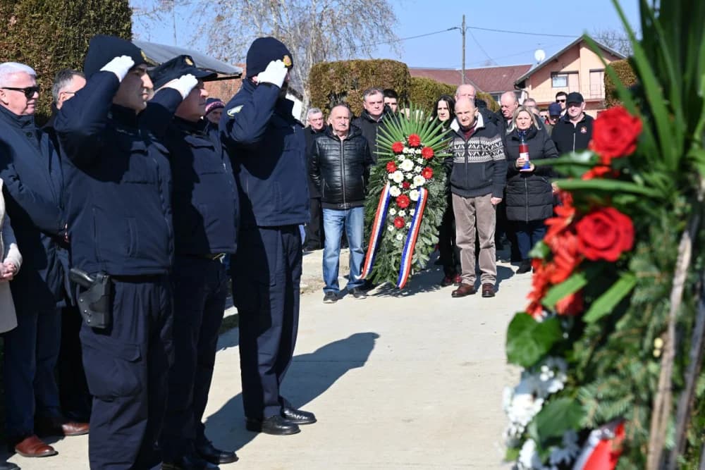 90. OBLJETNICA VRBSKO – RUŠČIČKIH ŽRTAVA: Počast uz obitelji poginulih te druge predstavnike