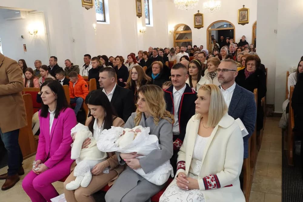 Biskup Martinović krstio četvero djece u Župi Brodski Stupnik