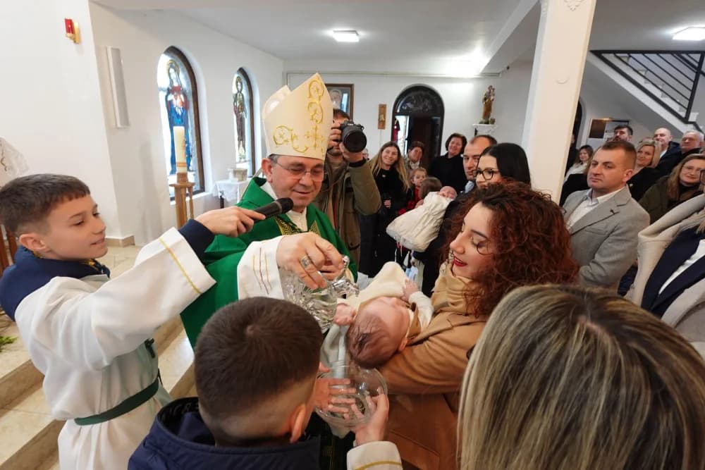Biskup Martinović krstio četvero djece u Župi Brodski Stupnik