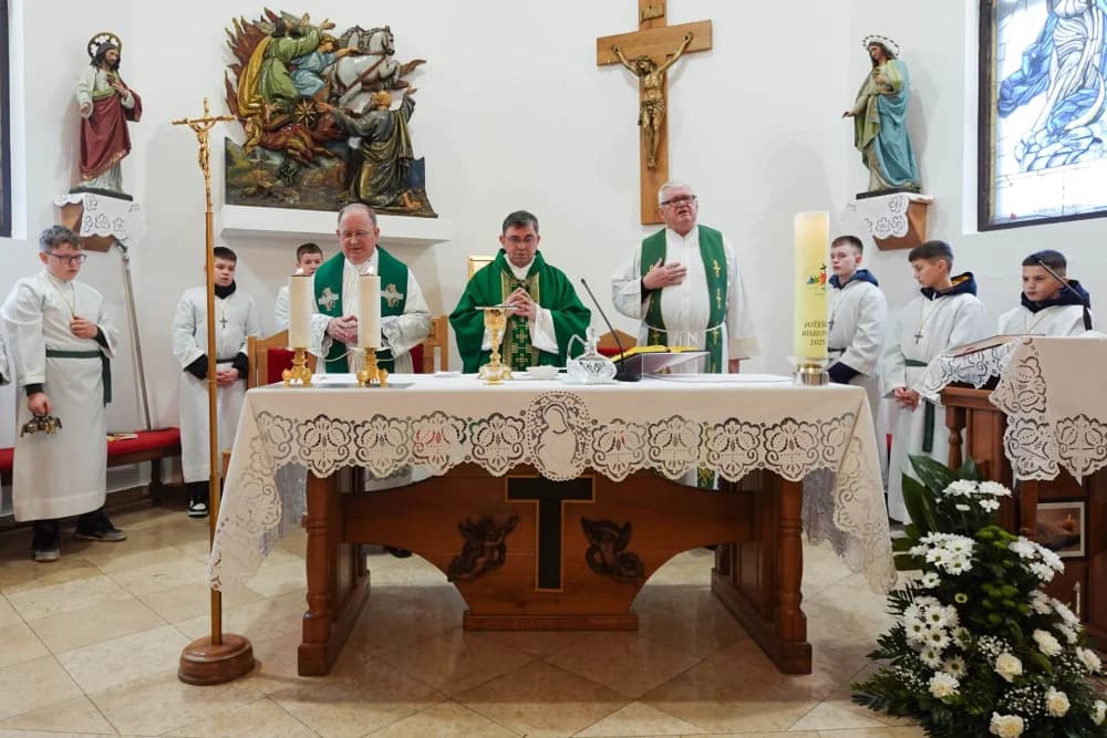 Biskup Martinović krstio četvero djece u Župi Brodski Stupnik
