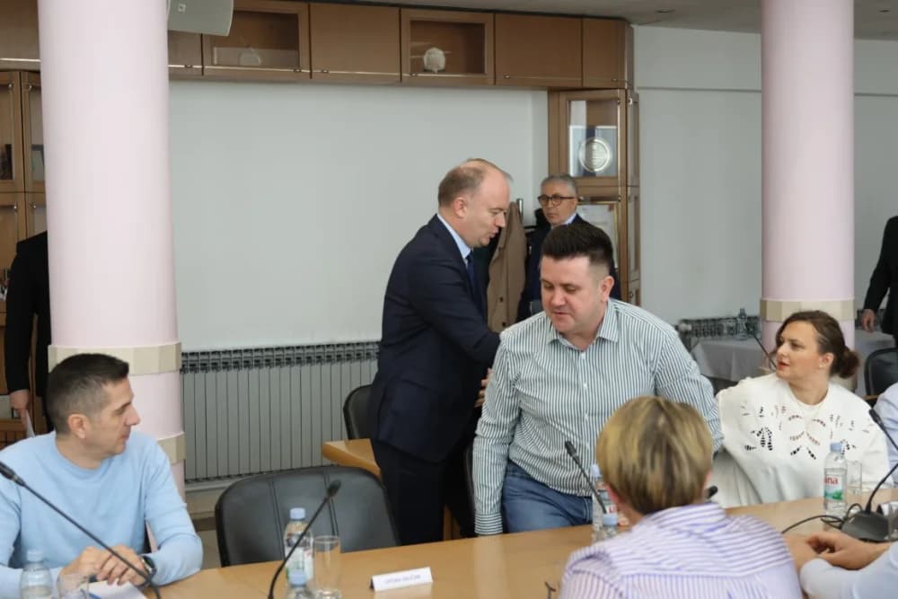Kapa do poda načelnicima, gradonačelnicima i županu: ʼOni se trude za ostanak i opstanak ljudi u svojim krajevimaʼ