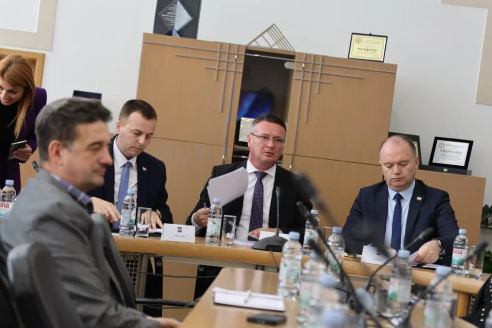 Kapa do poda načelnicima, gradonačelnicima i županu: ʼOni se trude za ostanak i opstanak ljudi u svojim krajevimaʼ