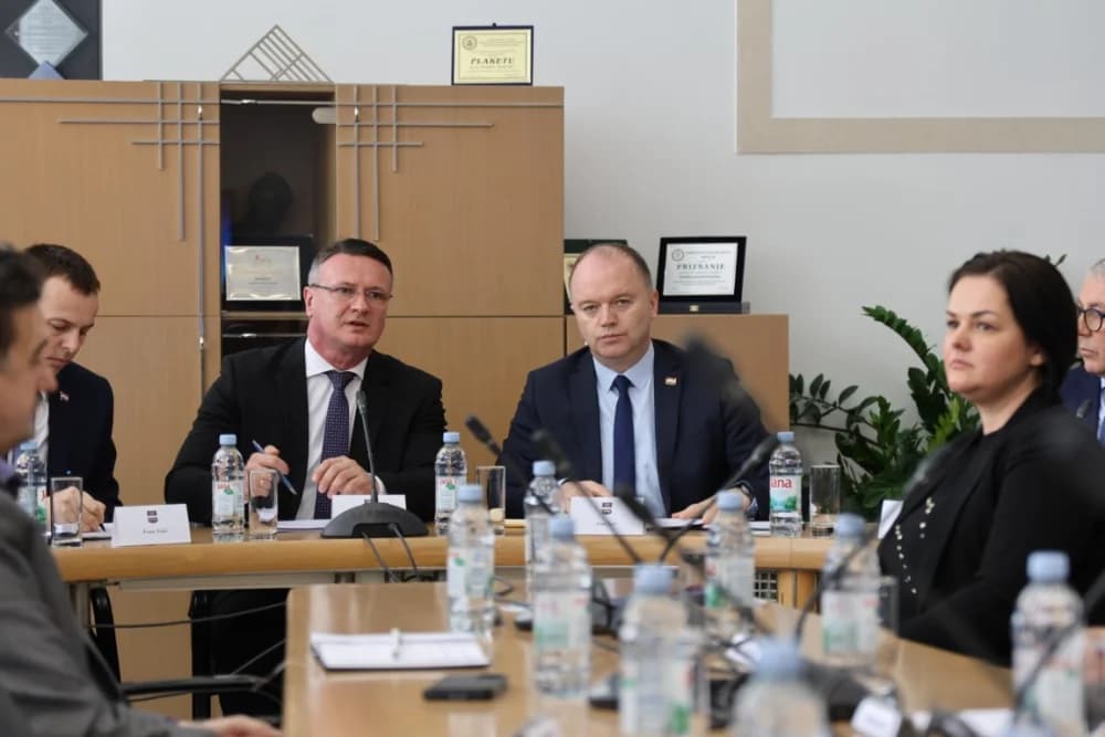 Kapa do poda načelnicima, gradonačelnicima i županu: ʼOni se trude za ostanak i opstanak ljudi u svojim krajevimaʼ