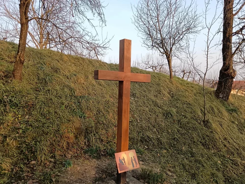 Postavljaju se novoizgrađeni križevi na vanjskim postajama križnog puta iznad Gromačnika