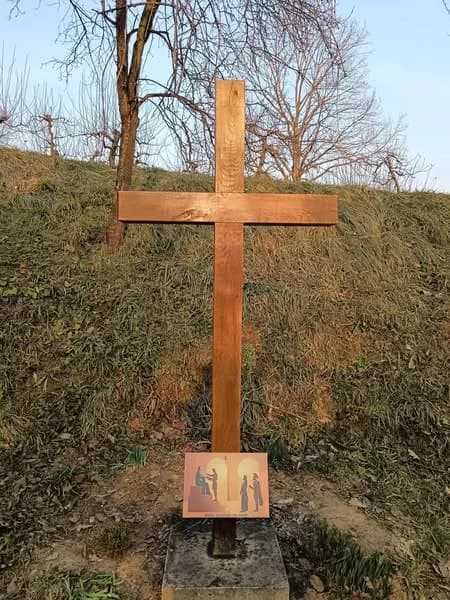 Postavljaju se novoizgrađeni križevi na vanjskim postajama križnog puta iznad Gromačnika