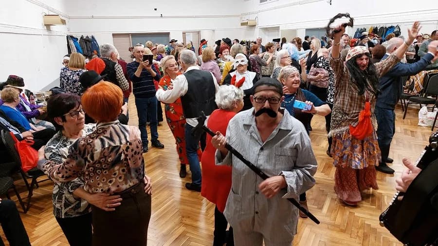 Plesna večer za umirovljenike protekla u šarenim kostimima i vedrom duhu