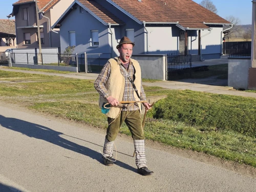 Najluđe maškare i ove godine u Donjoj Bebrini: Među Šokcima i Bosancima bili i Filipinci
