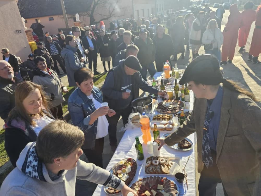 Najluđe maškare i ove godine u Donjoj Bebrini: Među Šokcima i Bosancima bili i Filipinci