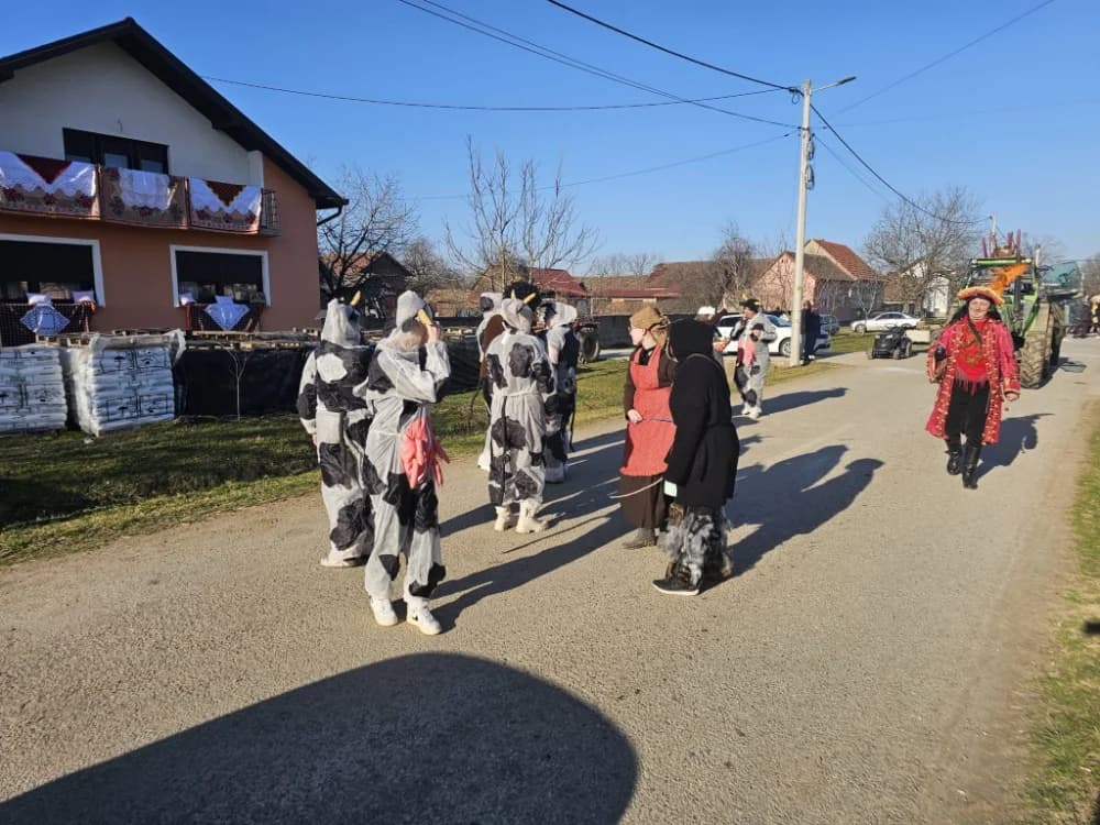 Najluđe maškare i ove godine u Donjoj Bebrini: Među Šokcima i Bosancima bili i Filipinci