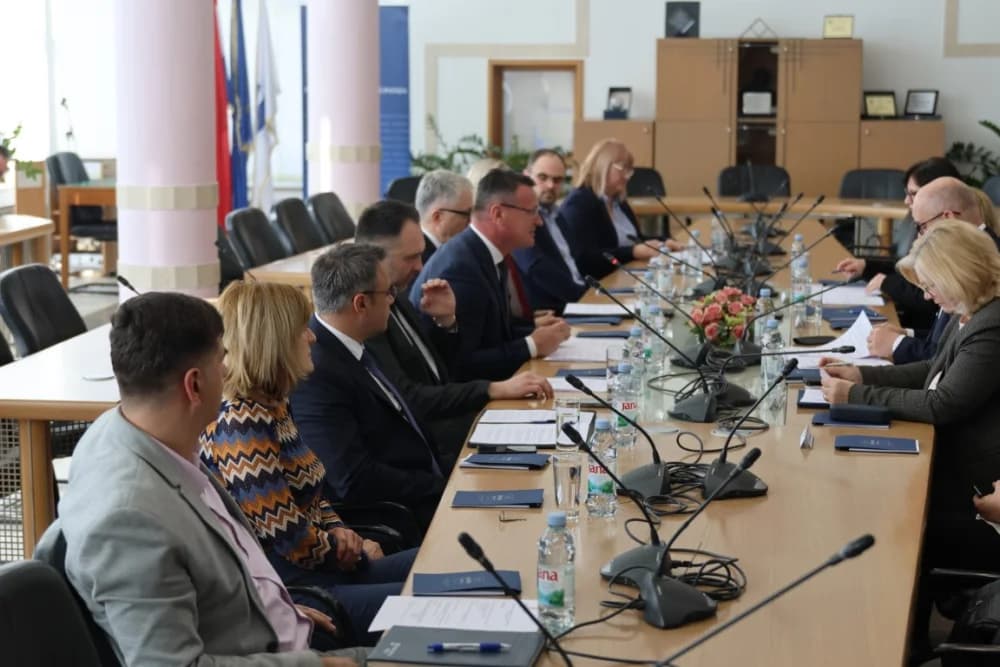 Održan sastanak u Brodsko-posavskoj županiji s ministrom Bačićem o više različitih tema i projekata koji idu u realizaciju