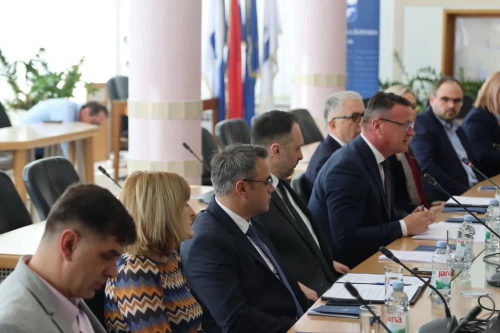 Održan sastanak u Brodsko-posavskoj županiji s ministrom Bačićem o više različitih tema i projekata koji idu u realizaciju