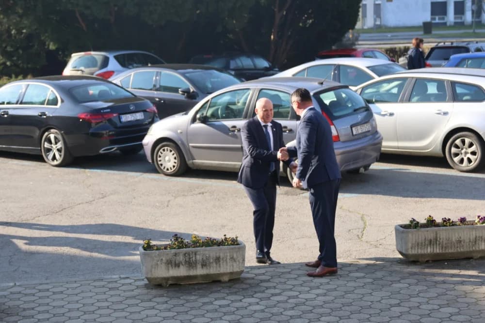 Održan sastanak u Brodsko-posavskoj županiji s ministrom Bačićem o više različitih tema i projekata koji idu u realizaciju