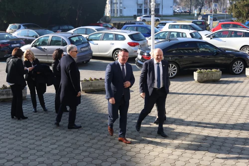 Održan sastanak u Brodsko-posavskoj županiji s ministrom Bačićem o više različitih tema i projekata koji idu u realizaciju