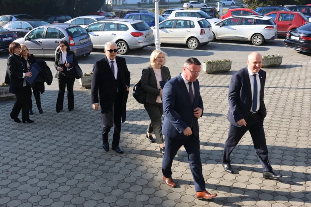 Održan sastanak u Brodsko-posavskoj županiji s ministrom Bačićem o više različitih tema i projekata koji idu u realizaciju