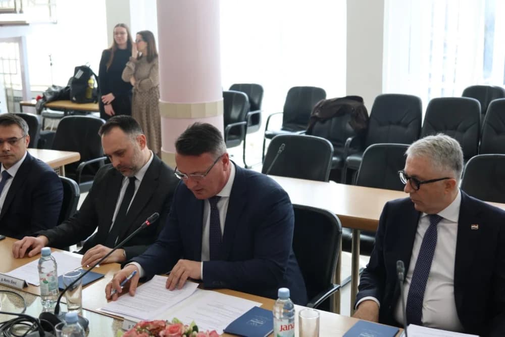 Održan sastanak u Brodsko-posavskoj županiji s ministrom Bačićem o više različitih tema i projekata koji idu u realizaciju