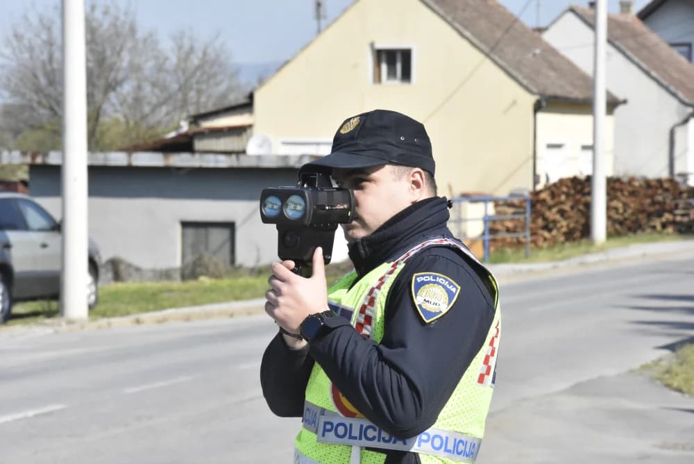Brodsko-posavska policija bila u ʼborbiʼ sa 106 prekršitelja prebrze vožnje u samo jednom danu