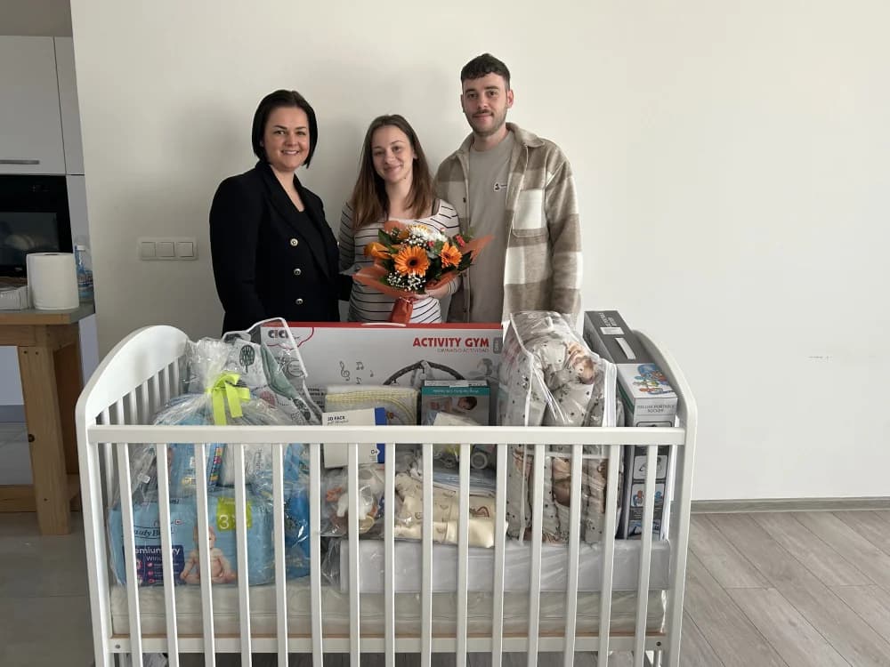 Jednoj obitelji uručena čak dva paketa opreme za bebe