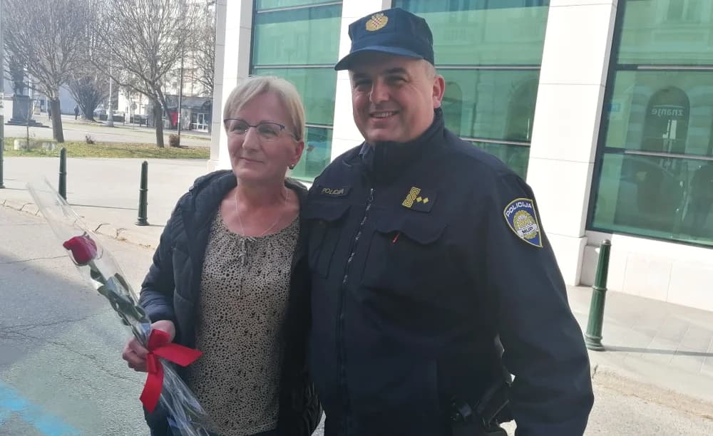 Na međunarodnom Danu žena policajci vozačice darivale ružama