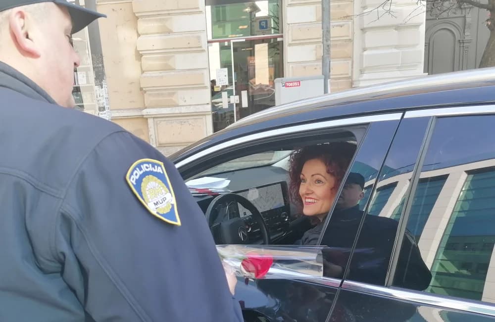 Na međunarodnom Danu žena policajci vozačice darivale ružama