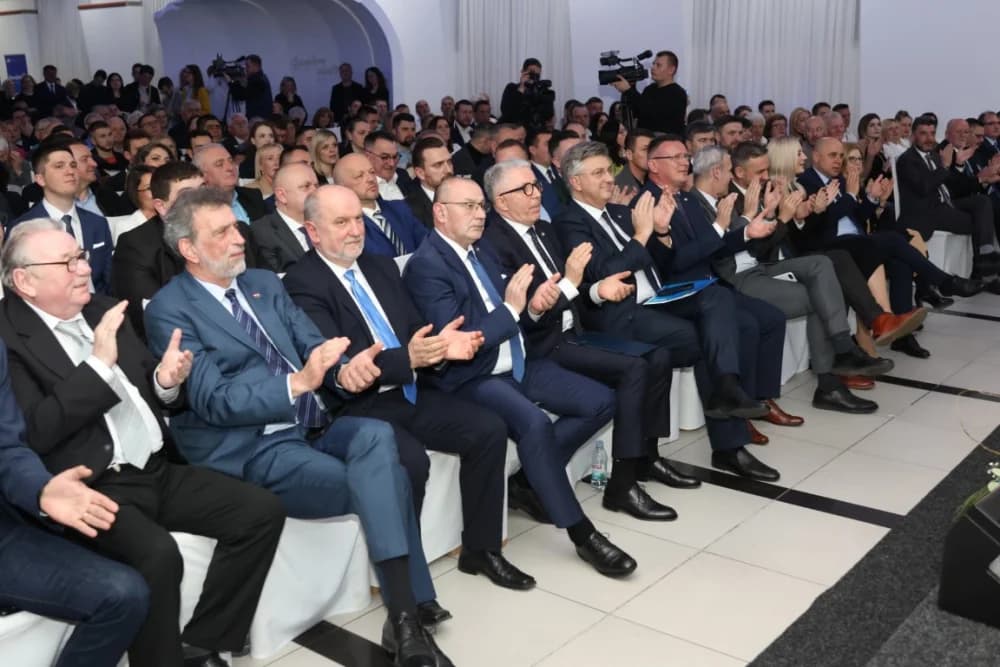 Veliko slavlje u Slavonskom Brodu povodom 35. obljetnice HDZ-a u Brodsko-posavskoj županiji: ʼSpremni smo na najzahtjevnije i najborbenije izboreʼ
