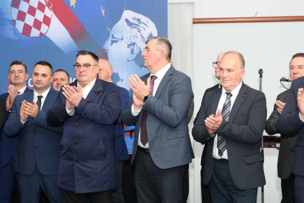 Predstavljeni kandidati HDZ-a za lokalne izbore u Brodsko-posavskoj županiji: ʼMaksimalno se angažirajte u predstojećoj kampanjiʼ!