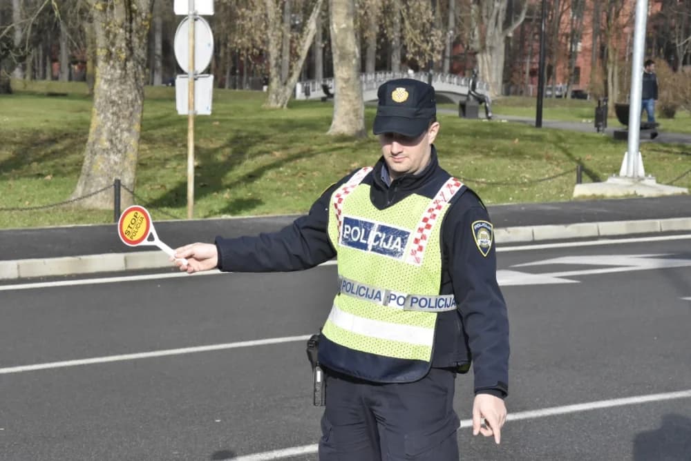 Počinio kazneno djelo i niz prekršaja kojem su 24-godišnjaku policijski službenici oduzeli teretni automobil