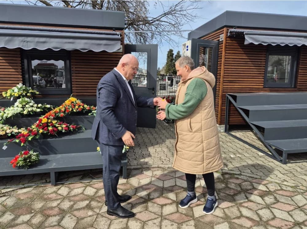 Gradonačelnik Duspara prodavačima predao ključeve novih kioska na Gradskom groblju
