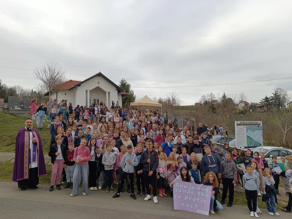 Nekoliko stotina mališana na križnom putu u Gromačniku