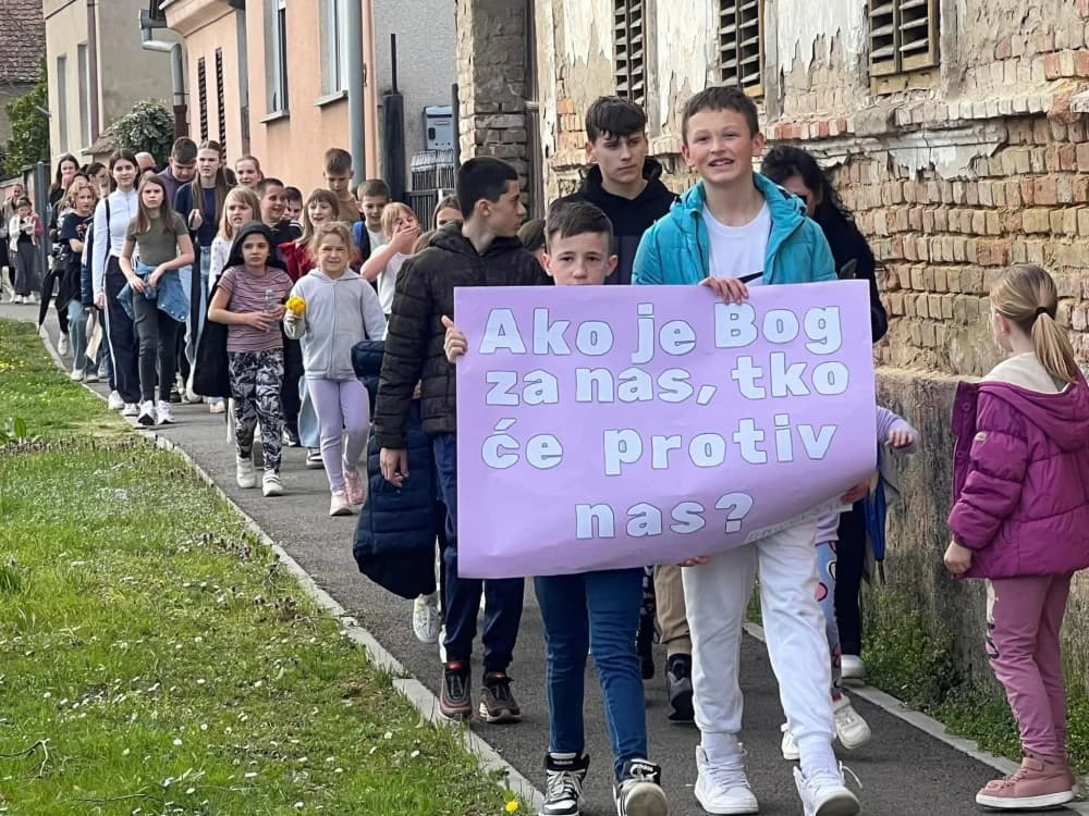 Nekoliko stotina mališana na križnom putu u Gromačniku
