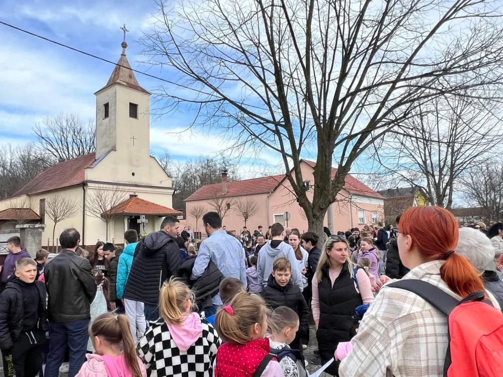 Nekoliko stotina mališana na križnom putu u Gromačniku