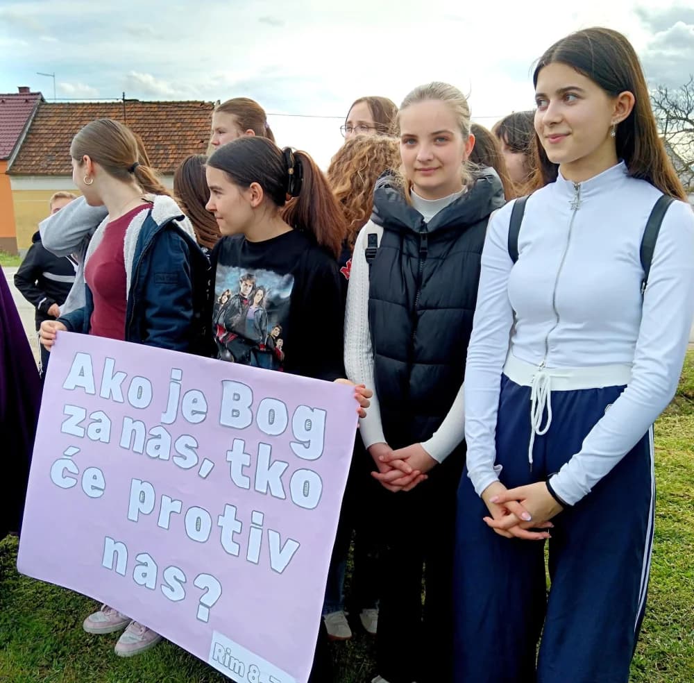 Nekoliko stotina mališana na križnom putu u Gromačniku