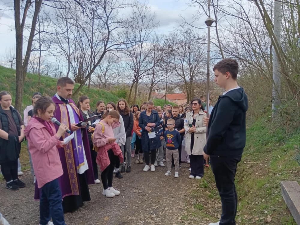 Nekoliko stotina mališana na križnom putu u Gromačniku