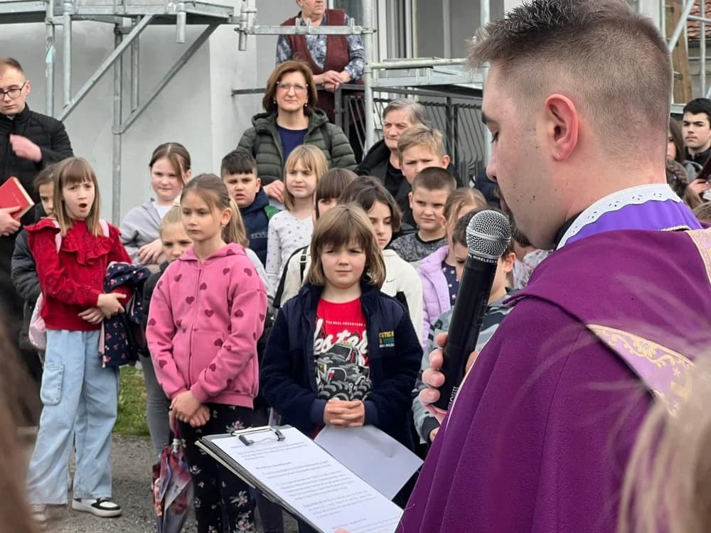 Nekoliko stotina mališana na križnom putu u Gromačniku