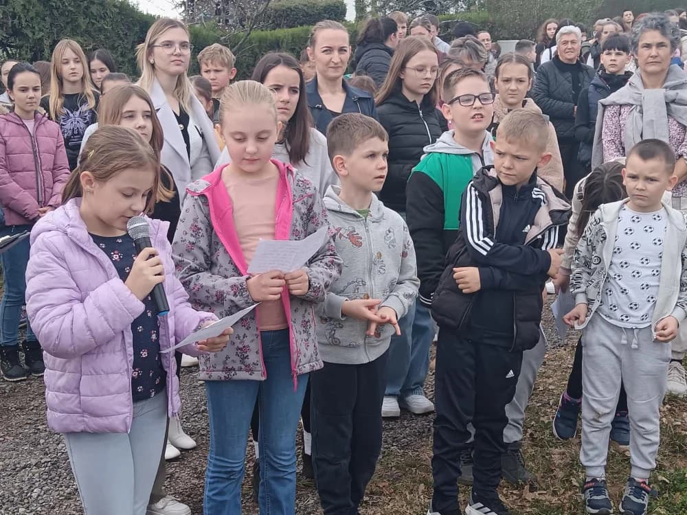 Nekoliko stotina mališana na križnom putu u Gromačniku