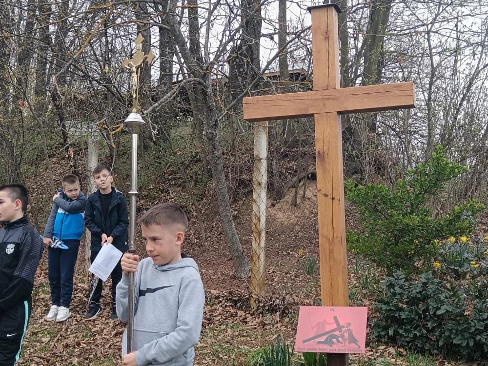 Nekoliko stotina mališana na križnom putu u Gromačniku