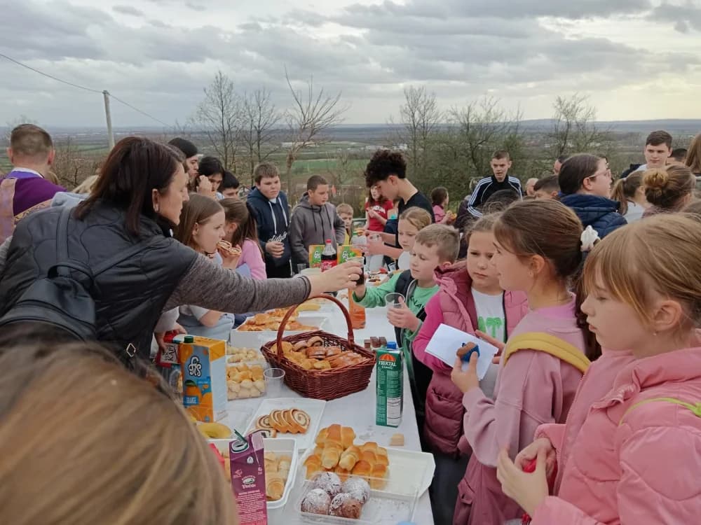 Nekoliko stotina mališana na križnom putu u Gromačniku