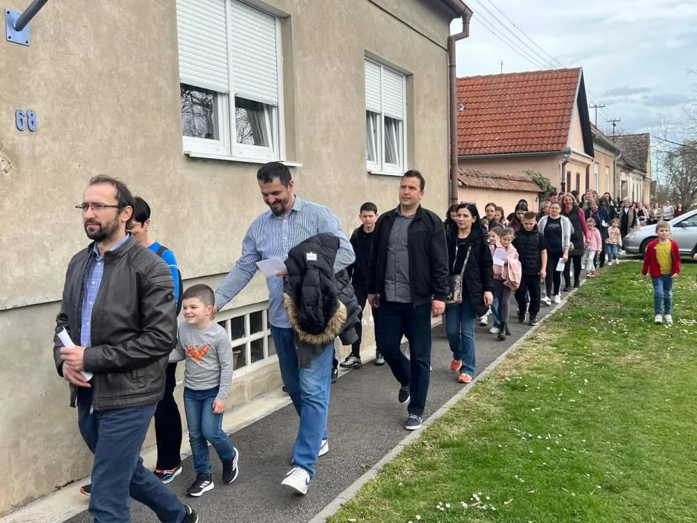 Nekoliko stotina mališana na križnom putu u Gromačniku