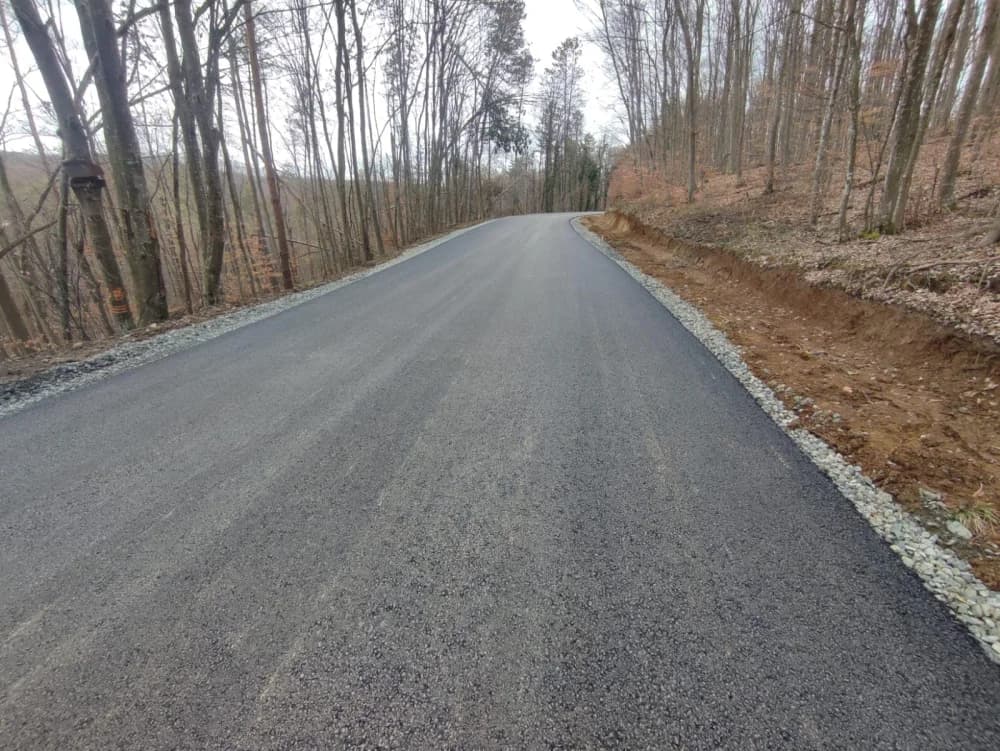 Radovi na asfaltiranju ceste Brčino - Zdenci privode se kraju: ʼUvjeren sam da će mještani biti zadovoljni novom infrastrukturomʼ