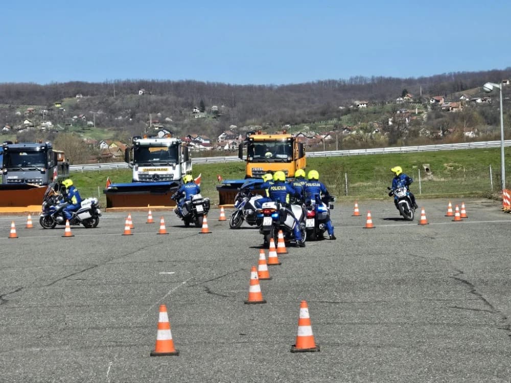 (VIDEO-FOTO) Policijski službenici – motociklisti su spremni za novu sezonu – pokazali su nam trenažnu vožnju