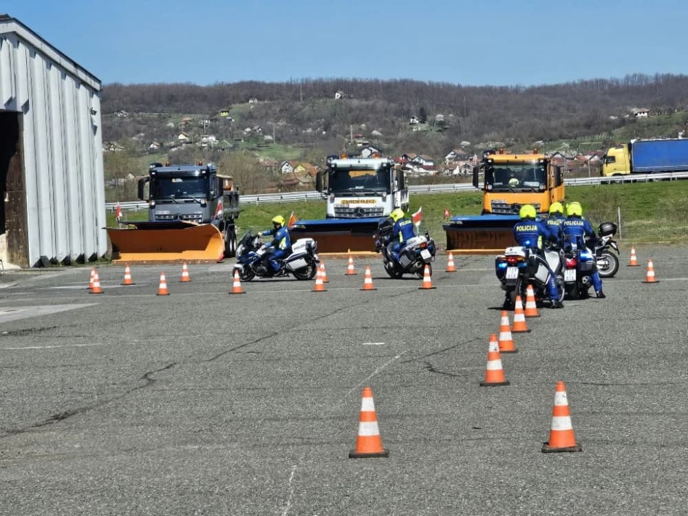 (VIDEO-FOTO) Policijski službenici – motociklisti su spremni za novu sezonu – pokazali su nam trenažnu vožnju