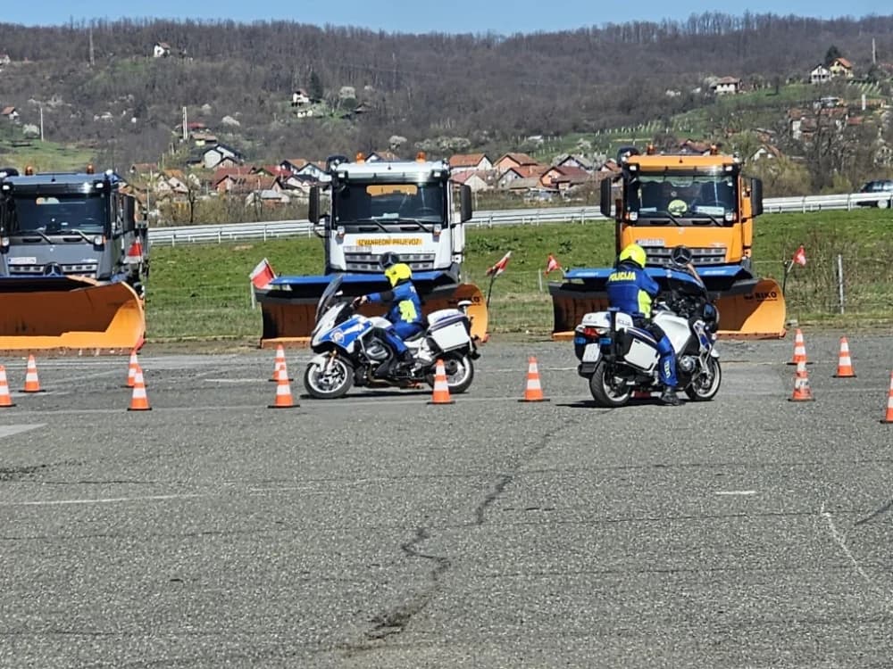 (VIDEO-FOTO) Policijski službenici – motociklisti su spremni za novu sezonu – pokazali su nam trenažnu vožnju