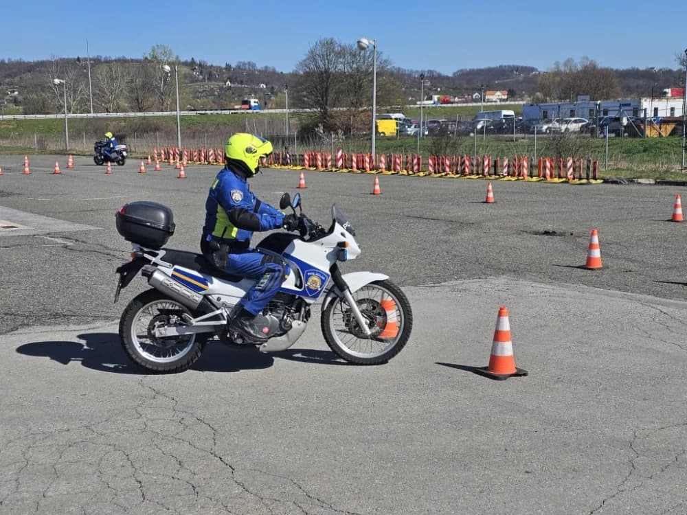 (VIDEO-FOTO) Policijski službenici – motociklisti su spremni za novu sezonu – pokazali su nam trenažnu vožnju