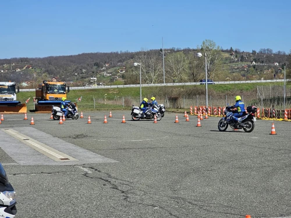 (VIDEO-FOTO) Policijski službenici – motociklisti su spremni za novu sezonu – pokazali su nam trenažnu vožnju