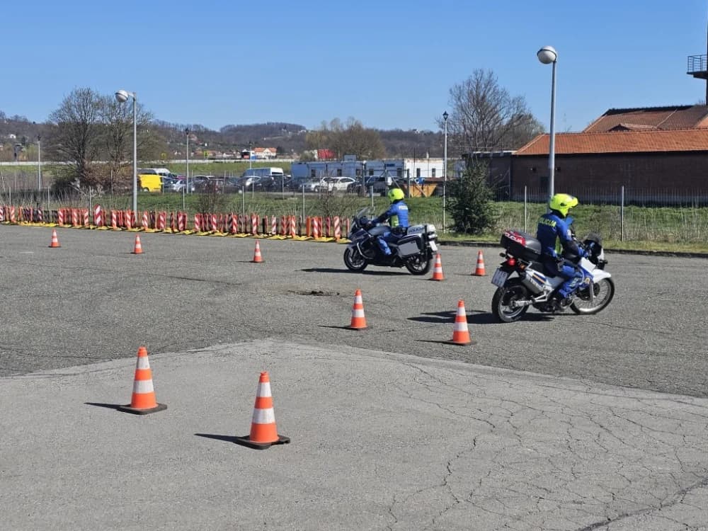 (VIDEO-FOTO) Policijski službenici – motociklisti su spremni za novu sezonu – pokazali su nam trenažnu vožnju