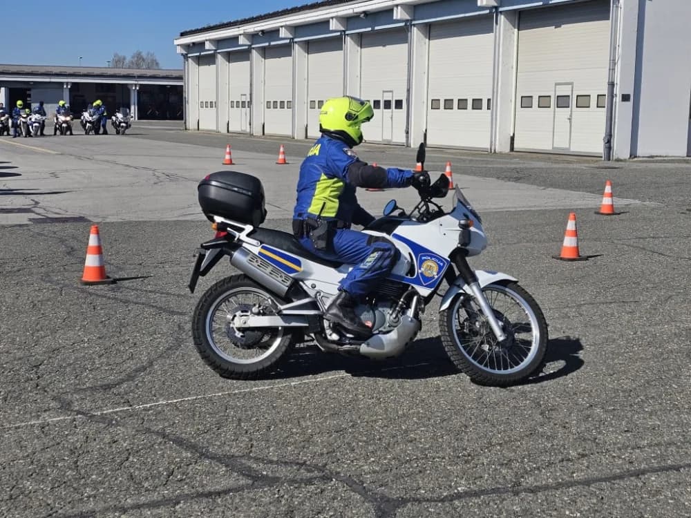(VIDEO-FOTO) Policijski službenici – motociklisti su spremni za novu sezonu – pokazali su nam trenažnu vožnju
