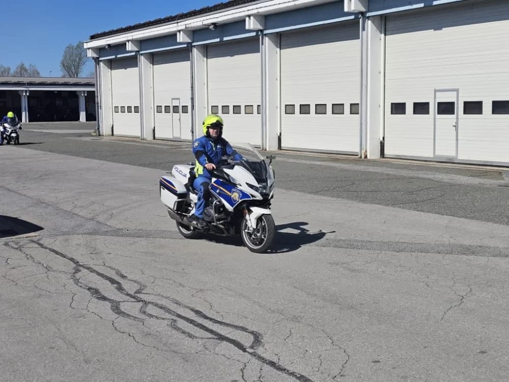 (VIDEO-FOTO) Policijski službenici – motociklisti su spremni za novu sezonu – pokazali su nam trenažnu vožnju