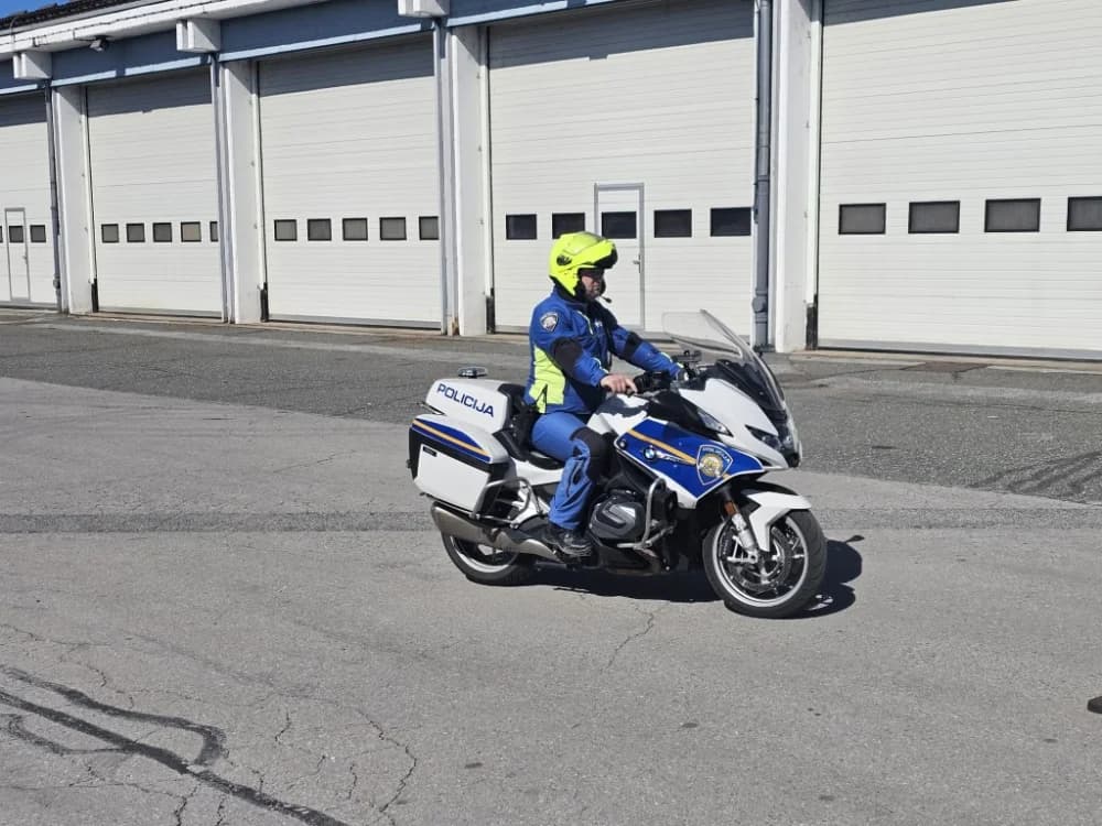 (VIDEO-FOTO) Policijski službenici – motociklisti su spremni za novu sezonu – pokazali su nam trenažnu vožnju