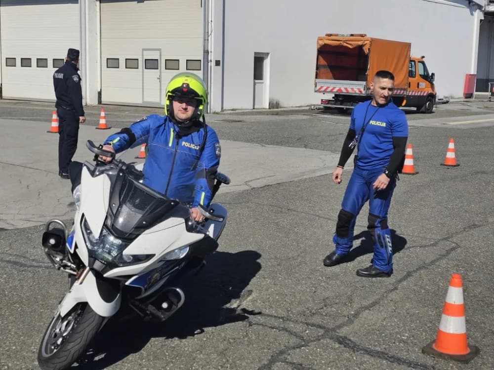 (VIDEO-FOTO) Policijski službenici – motociklisti su spremni za novu sezonu – pokazali su nam trenažnu vožnju