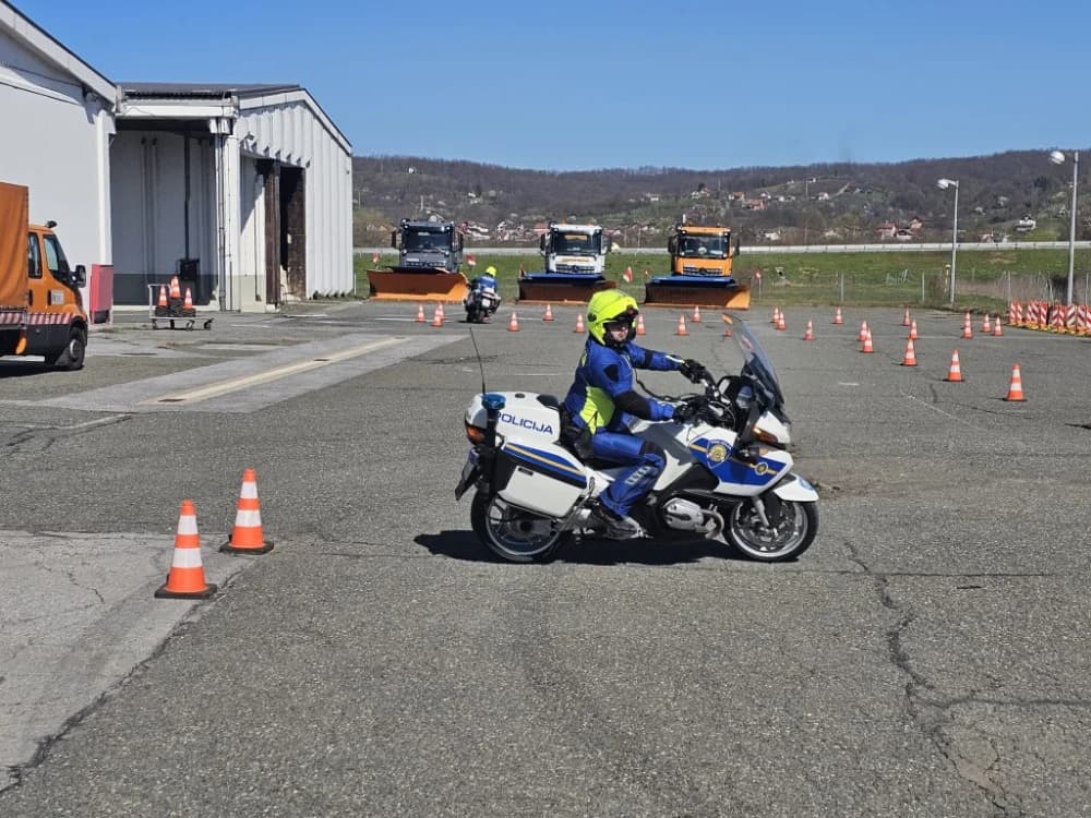 (VIDEO-FOTO) Policijski službenici – motociklisti su spremni za novu sezonu – pokazali su nam trenažnu vožnju